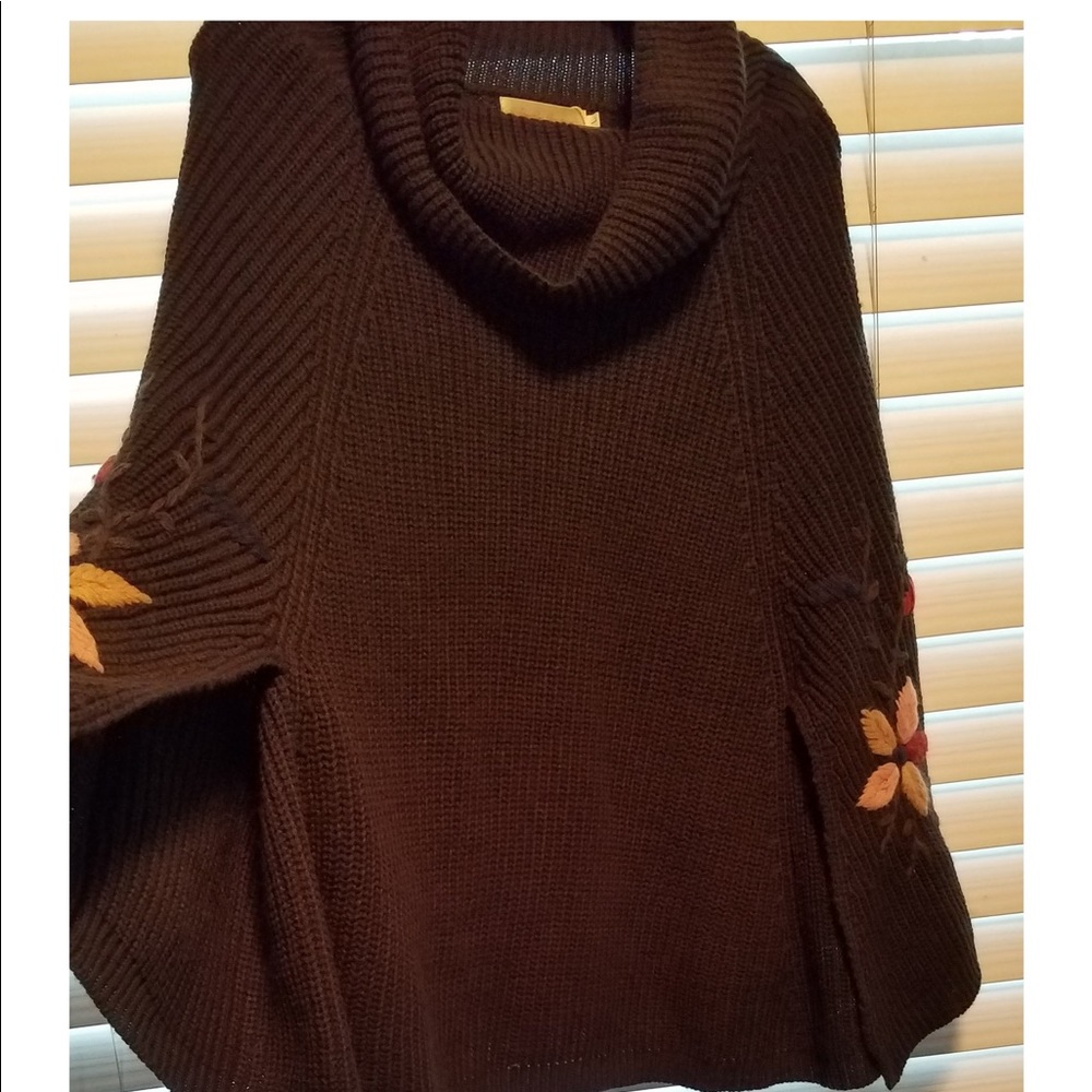 Grey sweater cape with embroidery